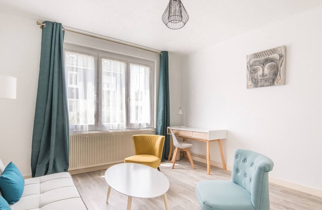 Jolie maison lumineuse et moderne avec jardin