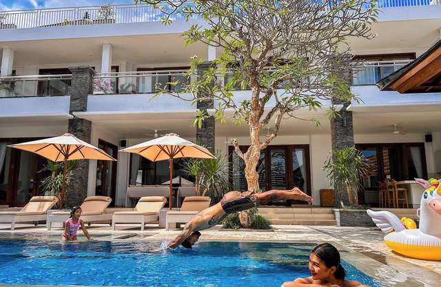 Jos Villa Canggu - Space for all the Family by the beach