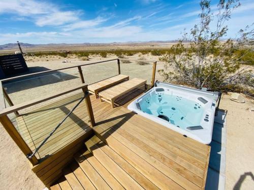 Joshua Tree Luxury Home With Hot Tub & views
