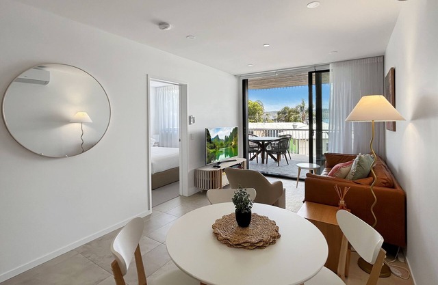 Joy at Ohana: Balcony & Pool Overlooking the Bay
