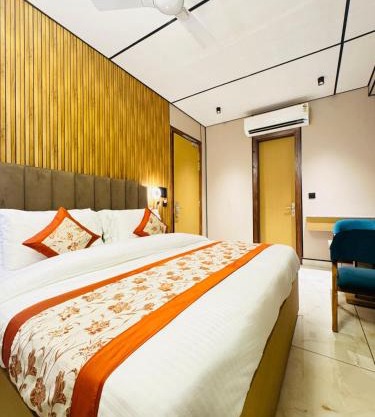 JS Residency Luxe Collection Hotel Near Nizamuddin Railway Station