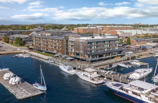 July 1br Newport Inn on Long-wharf rental