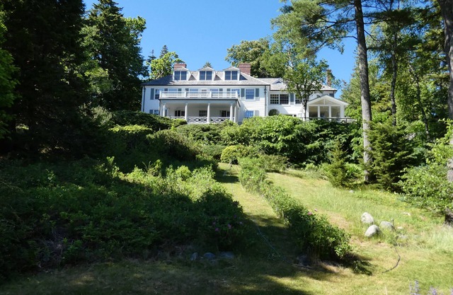July week available! Stunning Northeast Hrbr Cottage with beach, close to town.