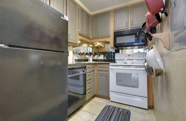 🏖️June and July DEEP Discounts! Beautiful West end condo! *Free Activites!*🏖️