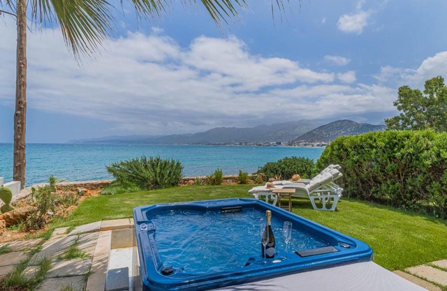 Junior suite by the beach Stalida