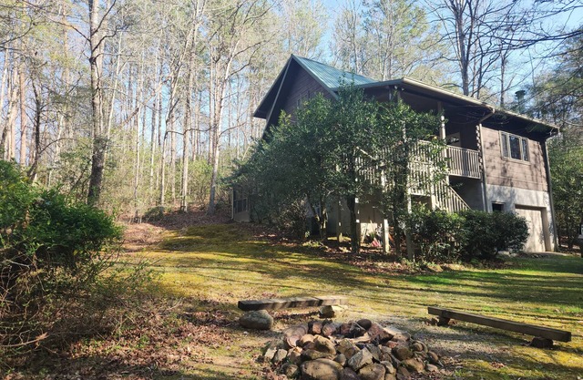 'Just a Step Away' - a Secluded Cabin on Stover Creek w/Fiber Wi-Fi & Hot Tub