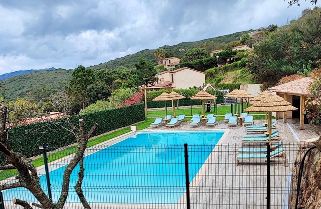 Just a stone's throw from the beach! 4-person studio, pool, sea-view terrace.