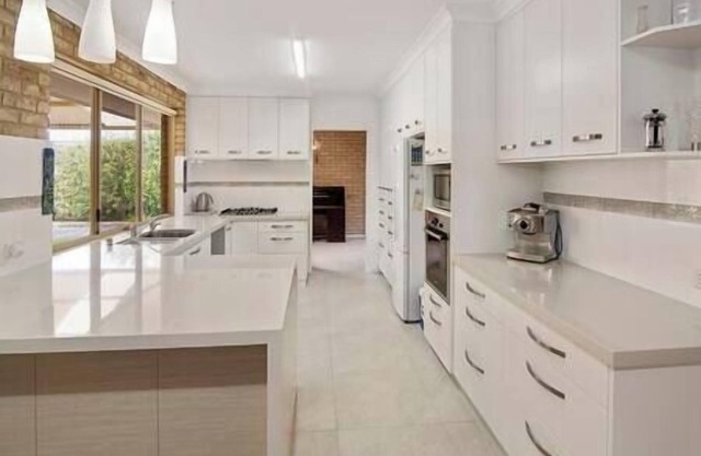 Just Beachy- Large yard, BBQ, WIFI