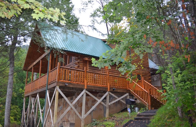 JUST ENUFF Cabin - 5 Star Beautiful View in Gatlinburg has everything you need!