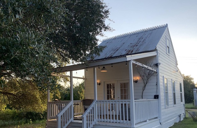Just right for two in Round Top, 1 Bedroom, 1 bath, outside patio- Charming!