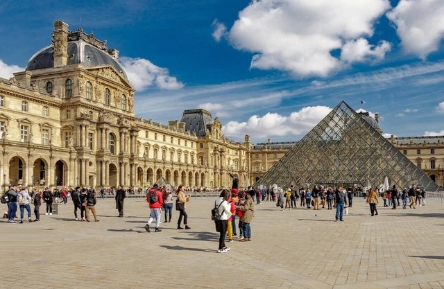 JUST STEPS AWAY FROM THE ICONIC PALAIS ROYAL & THE LOUVRE - RUE DE LA BANQUE