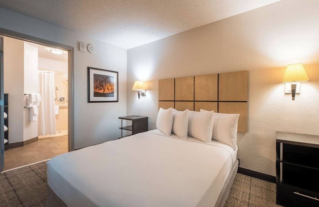 Just What You Were Looking For! Full Kitchen, FREE Parking Onsite