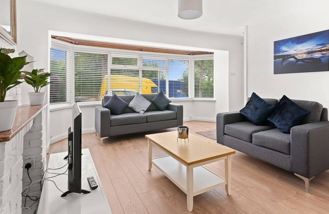 K Suites - Contemporary 4 bed Home w/FREE parking