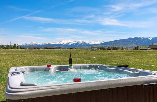 KABINO: Hot Tub Pool Table Fire Pit Exercise Room Mtn Views 2 Levels 2 Living Rooms WiFi Grill
