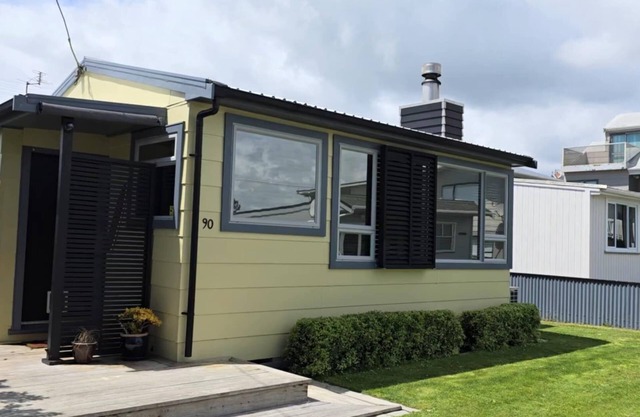 Kainga Tatahi - Modern Urenui Beach Bach