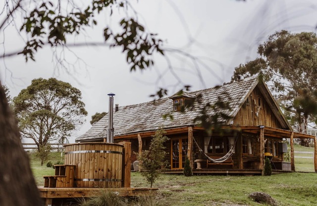 Kallarroo Cottage - Rustic Log Cabin Retreat