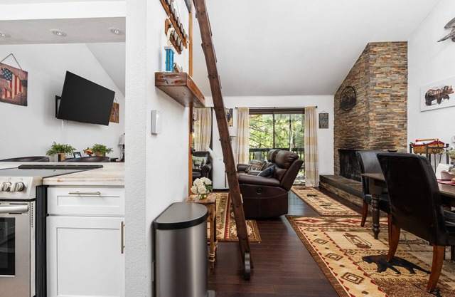 Kamp Kokanee-cute & cozy condo 5 mins from town & the lake!