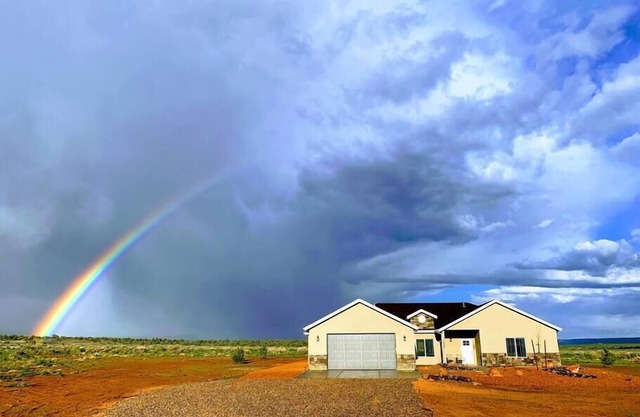 Kanab 4BR Retreat | Stunning Red Rock Views, Stargazing, Family & Pet Friendly