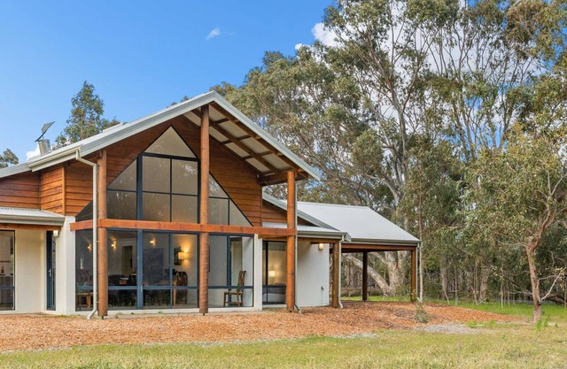 Kangaroo Retreat - *10 acres, bush retreat, 3kms to Margaret River town centre*