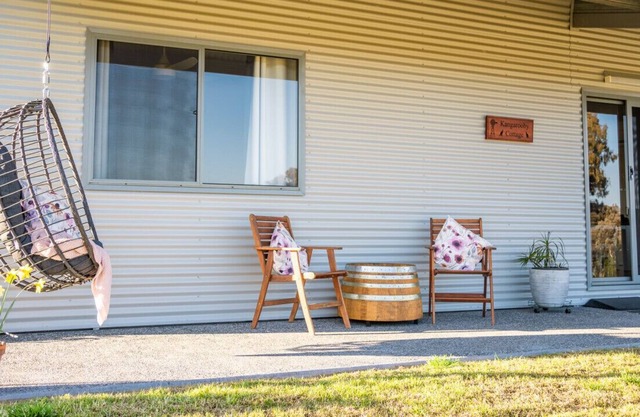 Kangarooby Cottage - Your Sustainable Off-grid Haven!