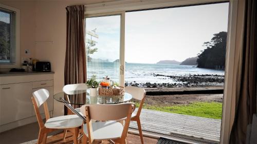 Karaka Bay Lodge