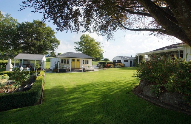 Karapiro Country Cottages - 3 in a country garden bordering a native reserve