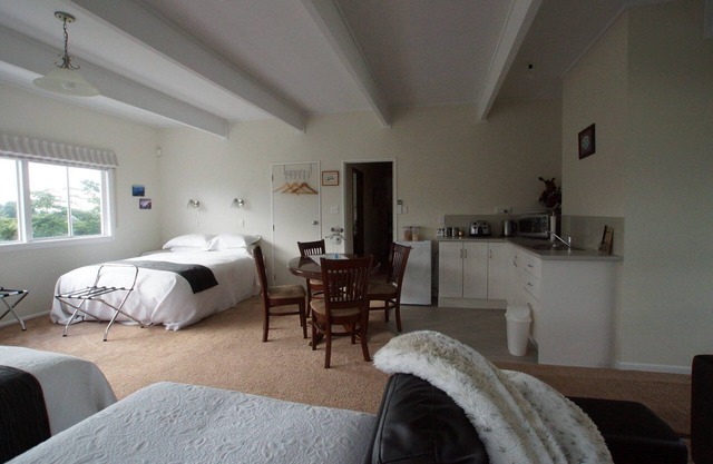 Karapiro Family Cottage, 1 of 3 in a country garden bordering a native reserve