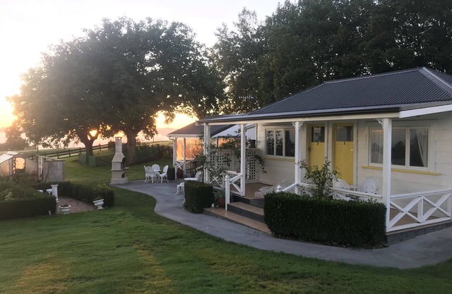 Karapiro Tui Cottage, 1 of 3 in a country garden bordering a native reserve