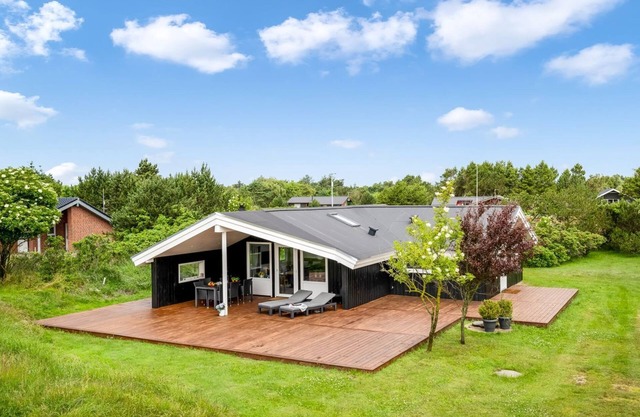 "Kari" - 900m from the sea by Interhome