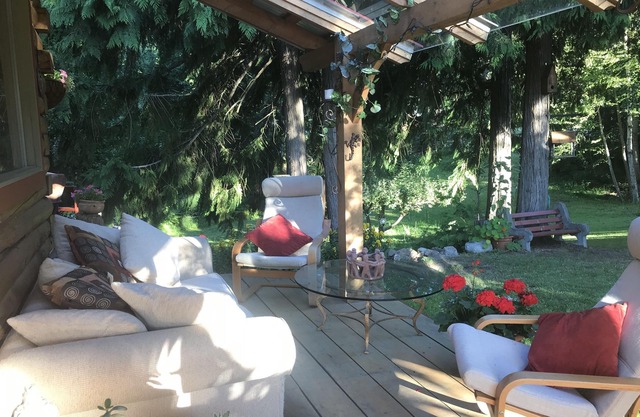 Kaslo Getaway - private and natural experience.