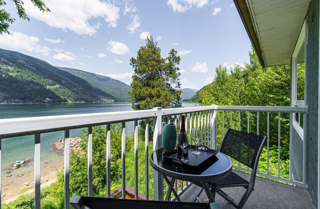 Kaslo, Upper Floor Paradise! 2 Beds, Hot Tub, Beach