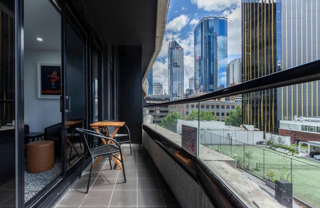 Katherine Place - Modern and Central Balcony Pad