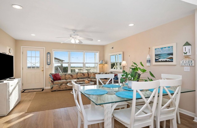Katie Lou's Place: Dog-Friendly Oceanfront Home on Caswell Beach