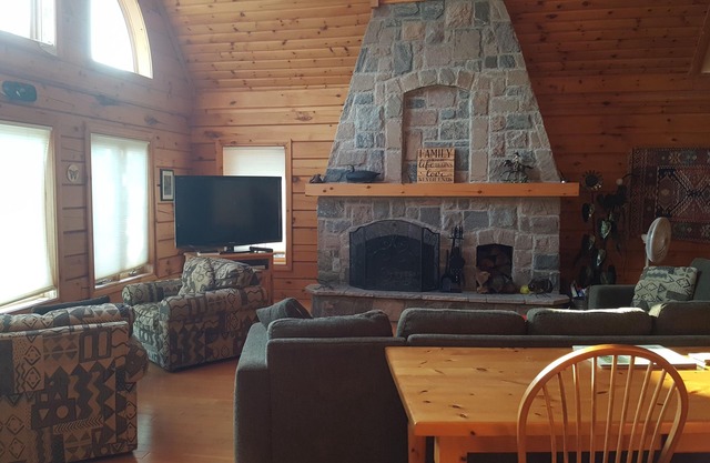 Kawartha Lakes Log Home Coboconk - perfect family spot, lawn, beach, and deck