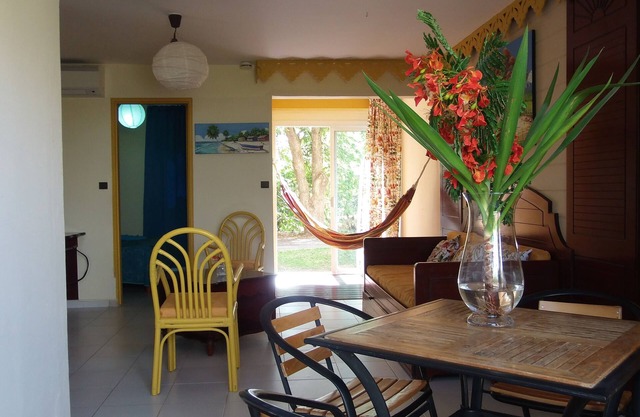 KAYDANY F2 air-conditioned/wifi in residence with swimming pool near the beaches of Ste Anne