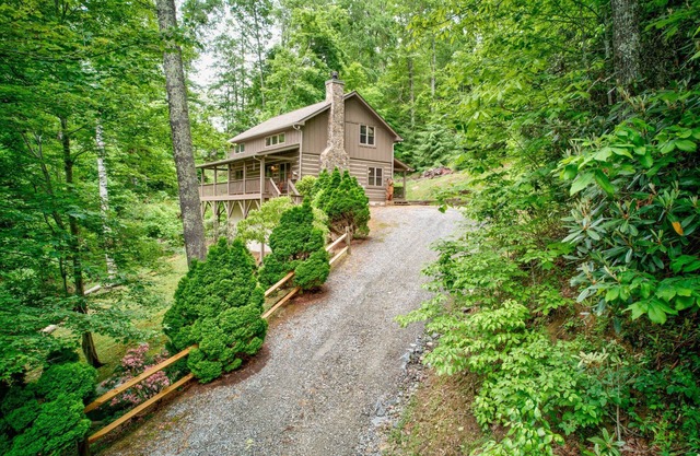 Kaylee's Kabin is a 2BR 2B log cabin located in Valle Crucis. Peaceful, private and pet friendly!