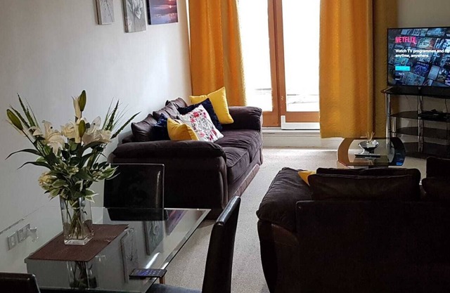 KCS Birmingham City Apartment with Balcony/Parking