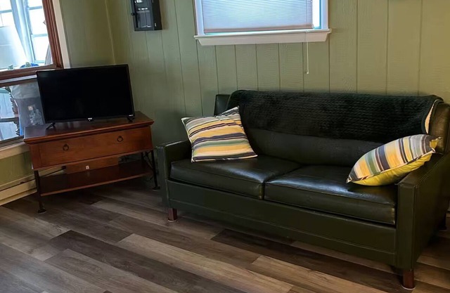 KD CottagesnPrivate 2-bedroom tan cottage on Dunnings Creek, in Bedford County