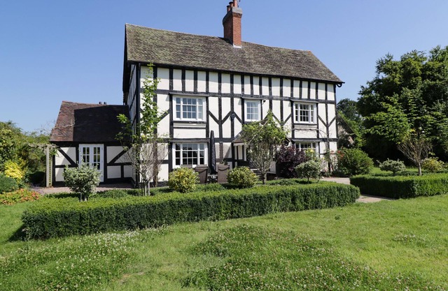 KEDGES FARMHOUSE, family friendly in St John's, Worcester