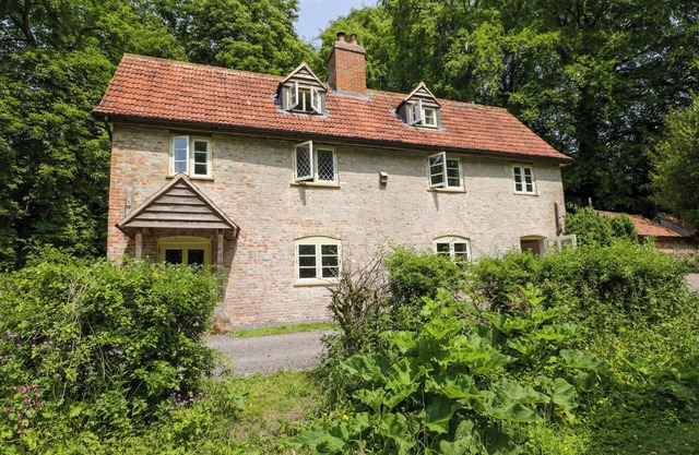 KEEPERS COTTAGE, pet friendly, character holiday cottage in Devizes