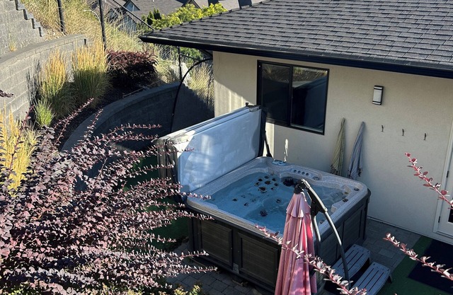 Kelowna winter getaway on Knox Mountain minutes from downtown.