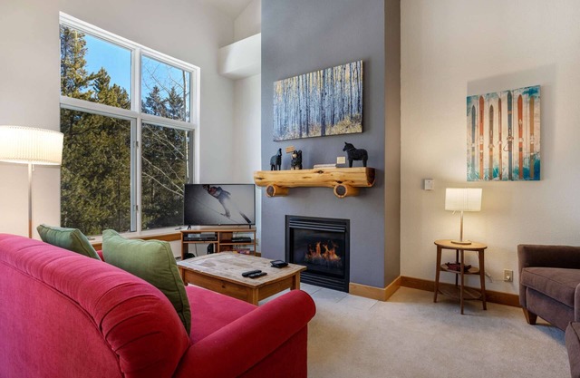 Keystone Retreat: Great Mountain Views, Hot Tub, Riverfront Deck, and Convenient Access to Ski Lifts