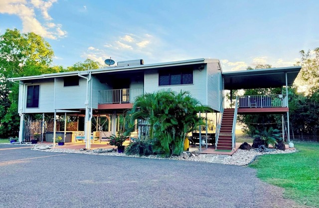 Kick n Back House, with 2 spas, sleeps 8 comfortably with ocean views and WiFi