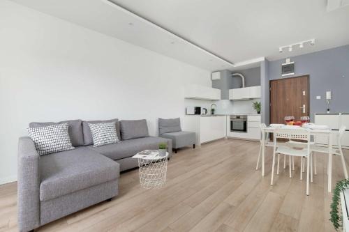 Kilińskiego Spacious Apartment with Parking in Łódź by Noclegi Renters