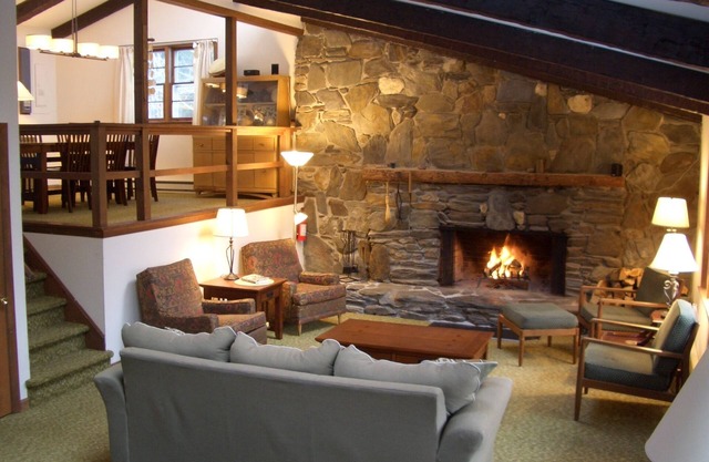 Killington area home - 4-seasons & hot tub. Sleeps 13+