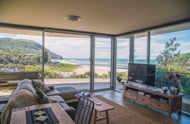 Kim's Place private apartment - uninterrupted ocean views at your doorstep