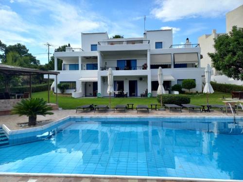Kinetious Nisous Stylish Apt, Pool, near the Beach