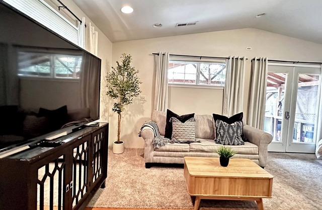 King Bed Guest Studio w/covered parking, private patio, Kitchenette,