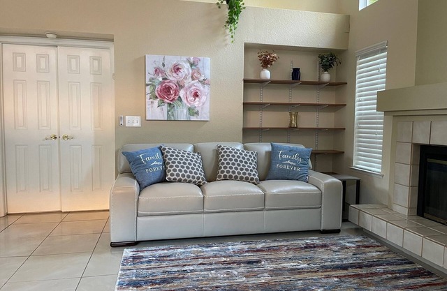 King bed in gated community very next to Woodward Park. Waking, dinning & shops