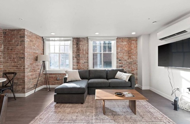 King Bed! - J&K on Main Luxury Apartment 306